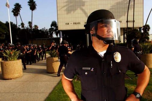 lapd officer Politistii din Los Angeles nu mai pot purta uniforma reala in filme