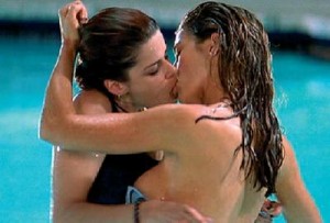 lesbian kiss 300x203 Top 10 săruturi între actriţe [video]