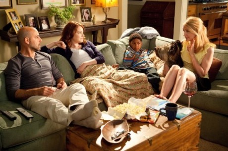 Easy A Chilling With the Family 15 9 10 kc1 460x305 Easy A (2010)