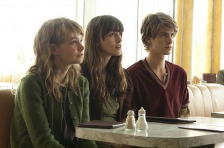 carey mulligan keira knightley and andrew garfield in never let me go 460x305 Never Let Me Go (2010)