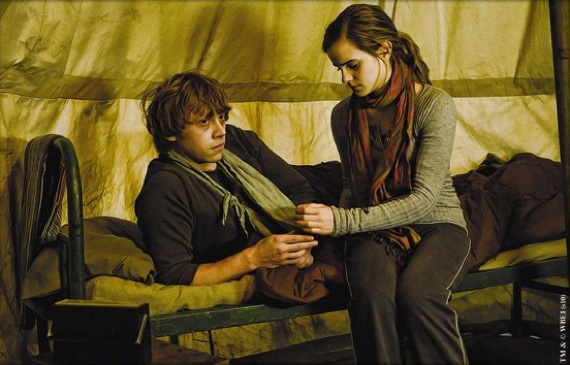 harry-potter-and-the-deathly-hallows-ron-and-hermione-in-a-tent-27-8-10-kc