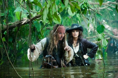 johnny depp pirates of the caribbean on stranger tides movie image 2 600x399 460x305 Premiera mondiala Pirates of the Caribbean: On Stranger Tides