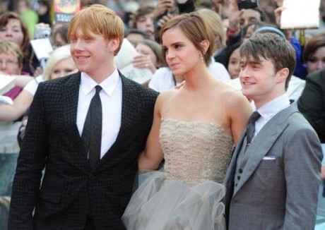 Rupert Grint Emma Watson and Daniel Radcliffe attend Harry Potter And The Deathly Hallows Part 2 world premiere in London 1 460x326 Ultimul Harry Potter a avut premiera la Londra
