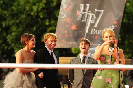 tearful+Emma+Watson+UK+premiere+Harry+Potter+xnL8ulQlY Dl 460x305 J.K.Rowling ar putea continua seria Harry Potter