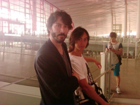 Keanu+Reeves+in+China+with+his+old+friend+Tiger+Hu+Chen....+08+august+2010 6 460x344 Keanu Reeves regizor în China