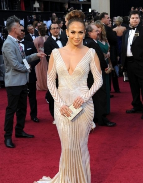 jennifer lopez oscars 2012 dress 460x588 Tinute pe covorul rosu la Premiile Oscar 2012