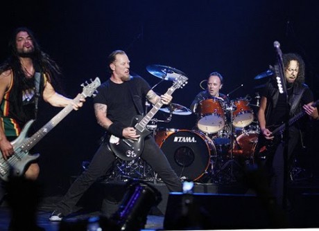 metallica live la 460x334 Nimrod Antal va regiza filmul 3D despre Metallica