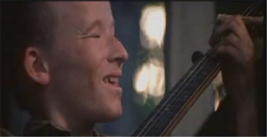 Deliverance-Dueling-Banjo-with-Hillbilly-close-up-smiling-702353