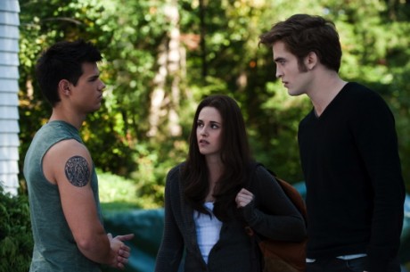 twilight saga eclipse jacob bella edward 460x305 Nominalizarile la premiile Zmeura de Aur