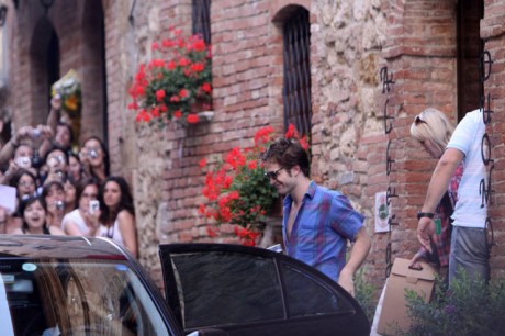 ROBERT PATTINSON verabschiedet sich von seinen Fans am Set von "New Moon" in Montepulciano robert pattinson new moon 460x306 Actori faimosi nominalizati la Zmeura de Aur