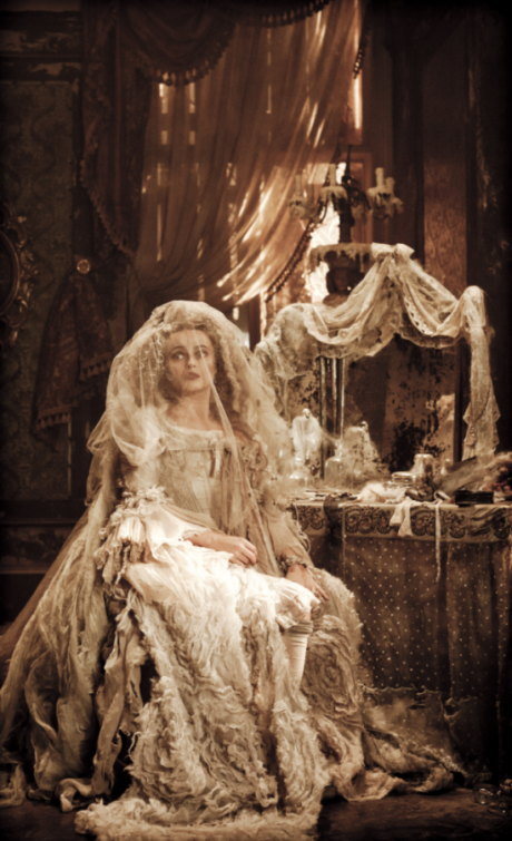 Helena Bonham Carter wedding dress111104070903 550x903 460x755 Helena Bonham Carter în Great Expectations