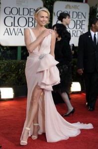 Best Charlize Theron gallery primary 197x300 Moda de pe covorul roșu Globurile de Aur 2012