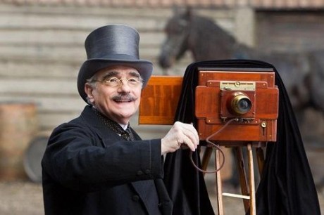 martin scorsese directs hugo 500x333 460x306 Câștigătorii Premiilor Oscar din 2012