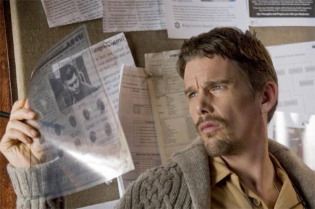sinister firstlook ethanhawke newspaper full 460x305 Sinister, noul film cu Ethan Hawke, apare in 2012
