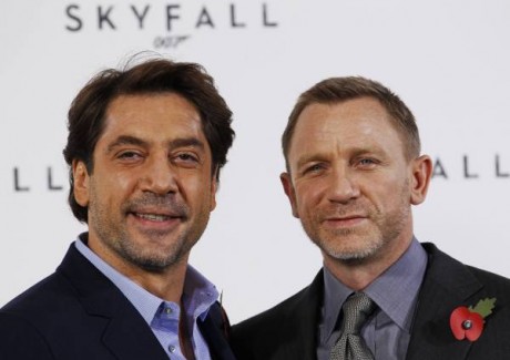 Imagini cu Javier Bardem in Skyfall, noul film cu James Bond bardemcraig 460x325 Imagini cu Javier Bardem in Skyfall, noul film cu James Bond