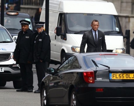 Imagini cu Javier Bardem in Skyfall, noul film cu James Bond skyfall new 001 460x365 Imagini cu Javier Bardem in Skyfall, noul film cu James Bond