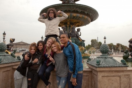 lol Adam Sevani Ashley Greene Lina Esco Ashley Hinshaw Miley Cyrus Tanz Watson 600x400 460x306 Imagini din filmul LOL, cu Ashley Greene, Demi Moore si Miley Cyrus