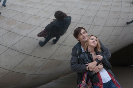 lol douglas booth miley cyrus 600x400 460x306 Imagini din filmul LOL, cu Ashley Greene, Demi Moore si Miley Cyrus
